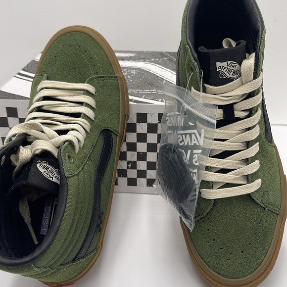 Vans WMNS Skate Sk8-Hi Green/Gum
VN0A5FCC17P
Sneakersers - Picture 11 of 16